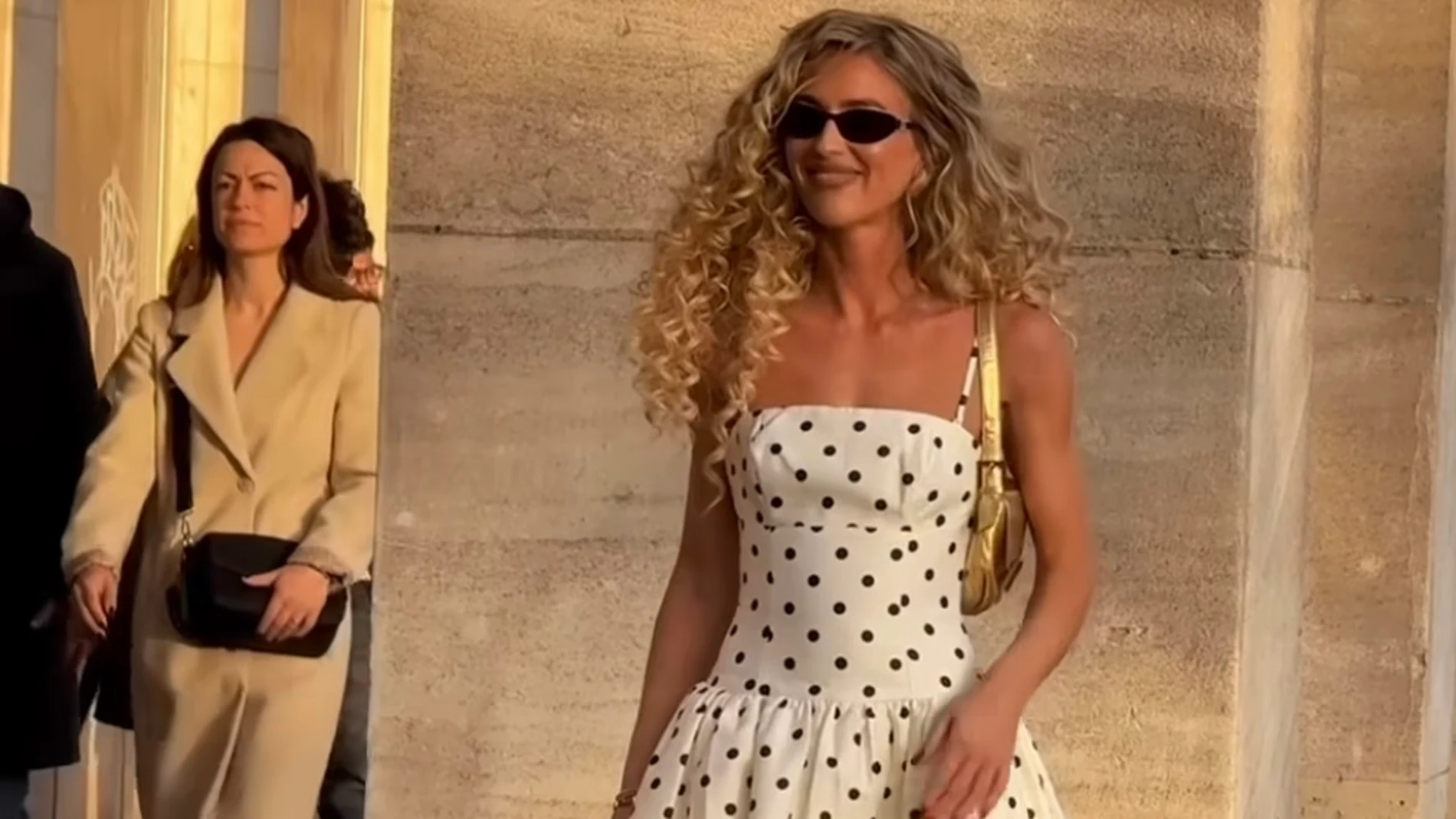 Influencer con vestido de lunares.