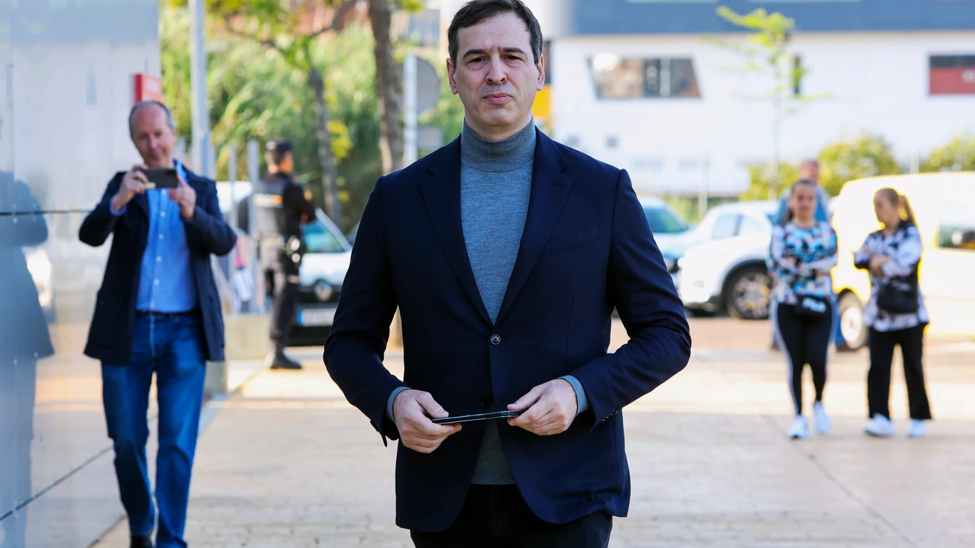 FOTODELDÍA MÉRIDA, 25/04/2025.- David Sánchez, hermano del presidente del Gobierno, declara este viernes ante la jueza instructora de la causa por su contratación como coordinador de los conservatorios pacenses de música, cuya investigación también aprecia "indicios de criminalidad" en la adjudicación del puesto de jefe de Programas de Actividades Transfronterizas a un exempleado del Ministerio de Presidencia. EFE/ Jero Morales