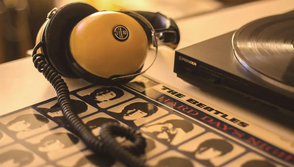 Auriculares vintage y tocadiscos