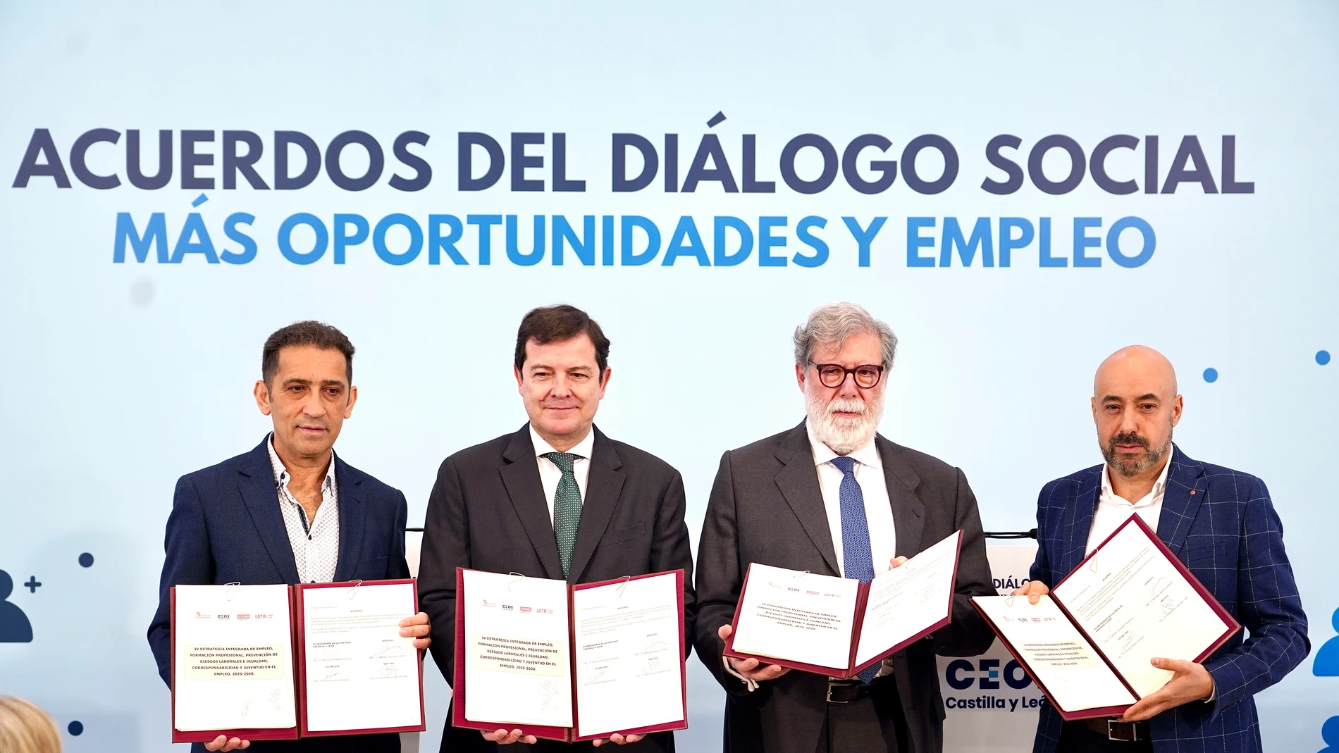Mañueco muestra los acuerdos junto a Vicente Andrés (CCOO), Santiago Aparicio (CEOE) y Óscar Lobo (UGT)