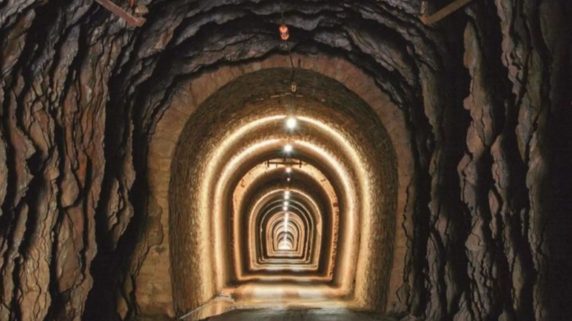 Este es el pueblo fantasma al que se accede a través de un impresionante túnel: se encuentra en La Mancha