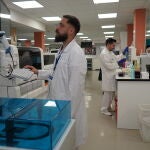 En los Laboratorios Clínicos de Vall d'Hebron se realizan determinaciones de forma automatizada y las de los casos más complejos, con técnicas más tradicionales y muy precisas