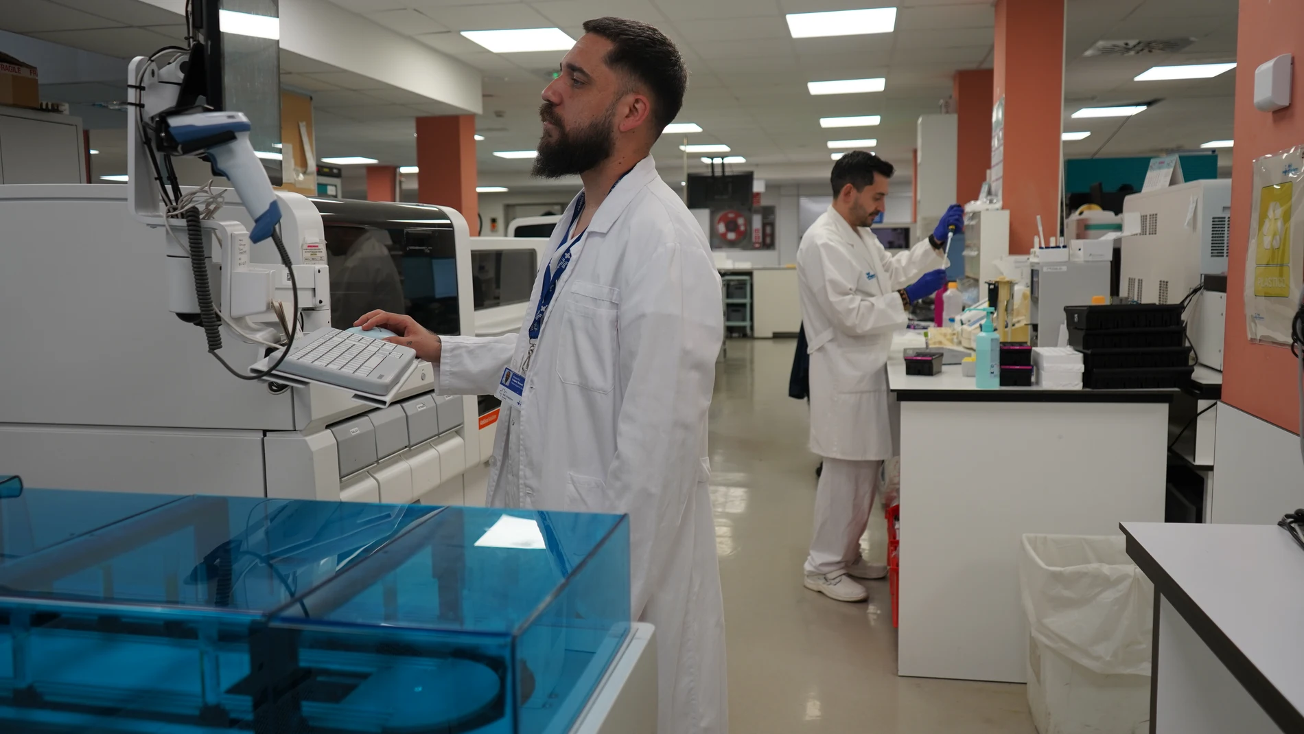 En los Laboratorios Clínicos de Vall d'Hebron se realizan determinaciones de forma automatizada y las de los casos más complejos, con técnicas más tradicionales y muy precisas