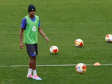 Entrenamiento del FC Barcelona SEVILLA 25/04/2025.- El delantero del Barcelona Lamine Yamal durante un entrenamiento este viernes en Sevilla, en la víspera de la final de la Copa del Rey de fútbol que enfrenta a su equipo al Real Madrid en el estadio de la Cartuja. EFE/ Julio Muñoz