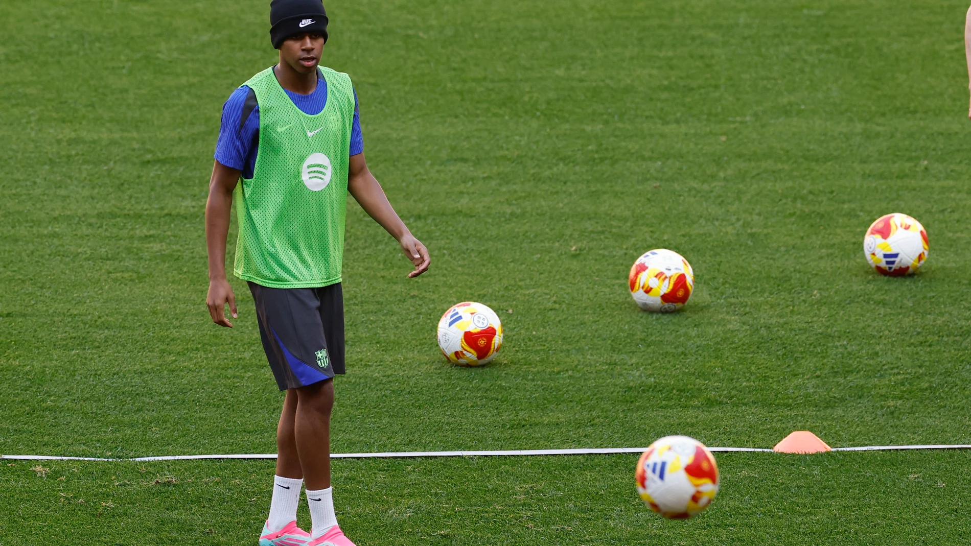 SEVILLA 25/04/2025.- El delantero del Barcelona Lamine Yamal durante un entrenamiento este viernes en Sevilla, en la víspera de la final de la Copa del Rey de fútbol que enfrenta a su equipo al Real Madrid en el estadio de la Cartuja. EFE/ Julio Muñoz