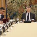 MADRID, 24/04/2025.-El rey Felipe VI, acompañado del presidente del gobierno Pedro Sánchez, preside la reunión del Consejo de Seguridad Nacional, este jueves en el Palacio de la Zarzuela en Madrid.- EFE/ Pool Moncloa/Fernando Calvo***SOLO USO EDITORIAL/SOLO DISPONIBLE PARA ILUSTRAR LA NOTICIA QUE ACOMPAÑA (CRÉDITO OBLIGATORIO)***