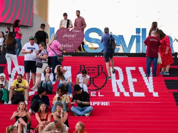 Ambiente previo a la final de la Copa del Rey SEVILLA, 25/04/2025.- Varios grupos de personas este viernes, en la plaza de La Encarnación de Sevilla la víspera del encuentro de la final de la Copa del Rey que enfrenta al Real Madrid y al FC Barcelona. EFE/ Raúl Caro