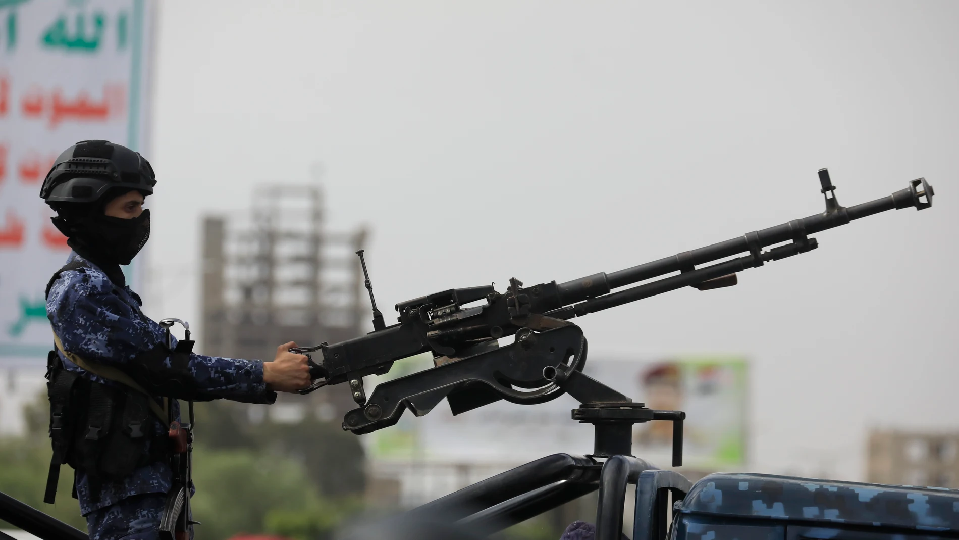 SANA'A (Yemen), 25/04/2025.- A Houthi soldier mans a machine gun on a vehicle while on patrol during a protest against the United States, in Sana'a, Yemen, 25 April 2025. Thousands of Houthi supporters took to the streets of Sana'a to protest against US airstrikes targeting several Yemeni cities since mid-March. The Houthis have launched several attacks with more than 20 drones and missiles against US military vessels in the Red Sea and shot down three US Army MQ-9 Reaper drones over Yemen in...