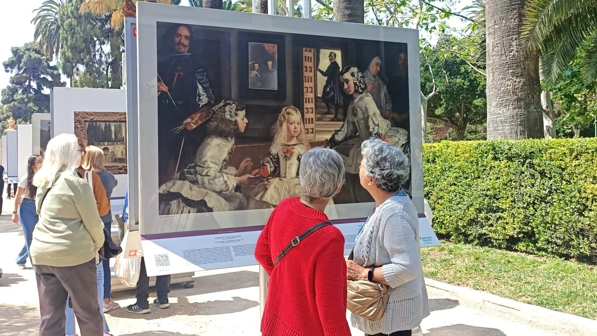 Dos mujeres observan una de las piezas que componen la exposición 'El Prado en las Calles' que ha llegado a los Jardines de Viveros de València. EUROPA PRESS 25/04/2025
