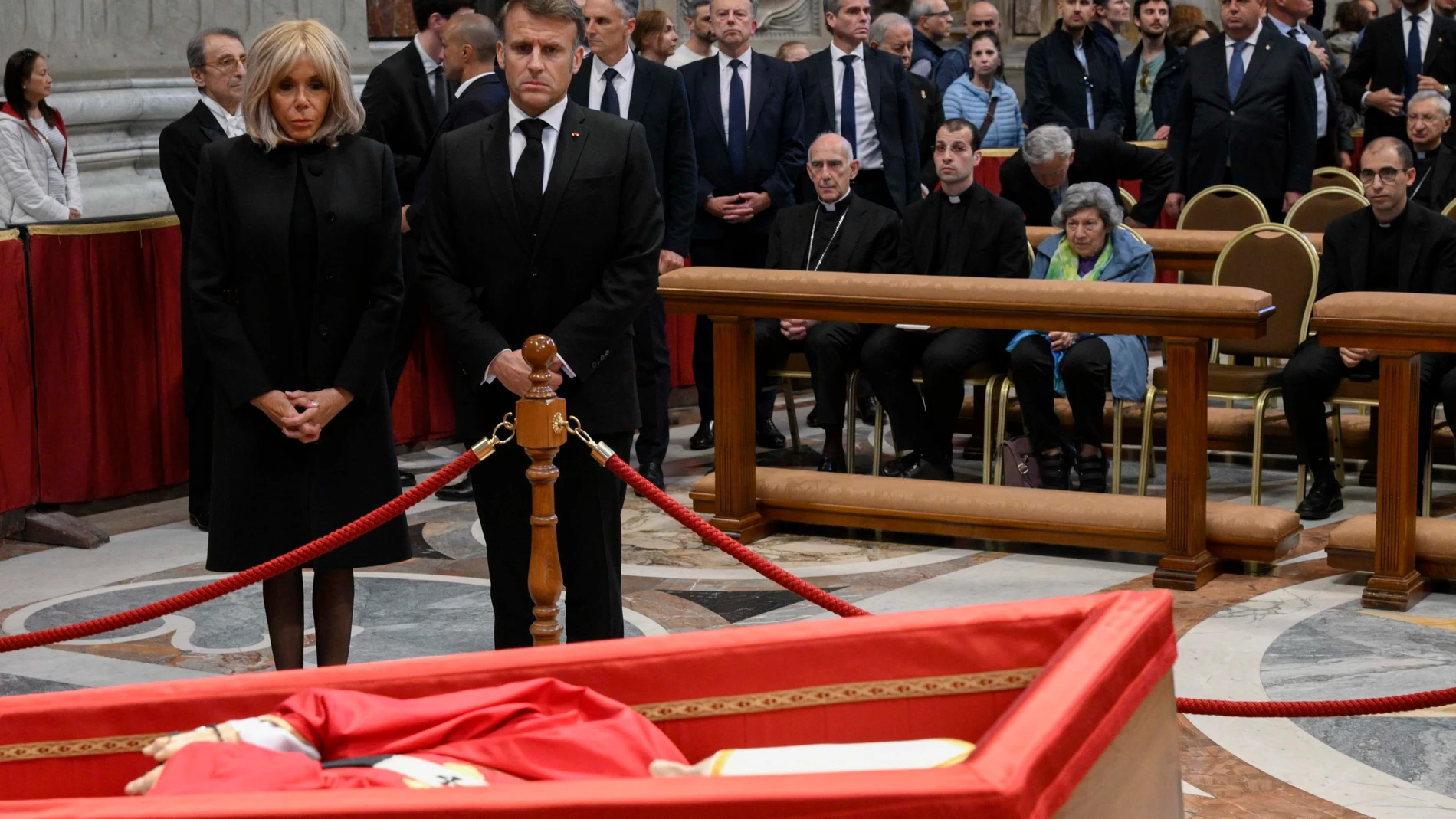 VATICAN CITY (Vatican City State (Holy See)), 25/04/2025.- A handout picture provided by the Vatican Media shows France's President Emmanuel Macron (2-L) and his wife Brigitte Macron (L) paying their respects to Pope Francis inside Saint Peter's Basilica, Vatican City, 25 April 2025. Faithfull and well-wishers will be able to pay their respects to the spiritual leader, who died on 21 April 2025, aged 88, until his funeral on 26 April in the plaza in front of the basilica. (Papa, Francia) EFE/...