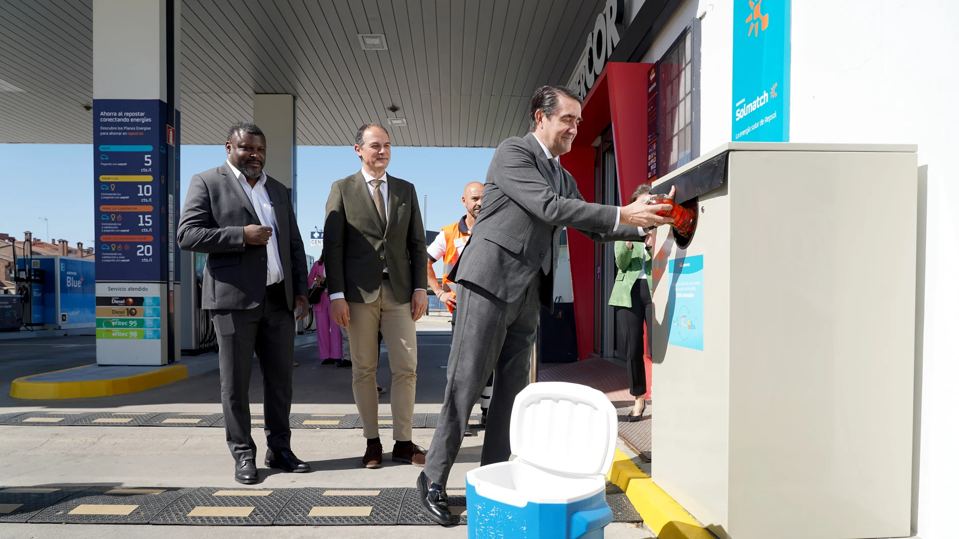 Suárez-Quioñones presenta el proyecto de reciclado de aceite de cocina usado junto a Tomás Malango, director en Repsol de Combustibles Renovables y Economía Circular