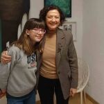 La artista y maestra Pilar López Duque y la alumna Virginia Mota Sáenz de Miera
