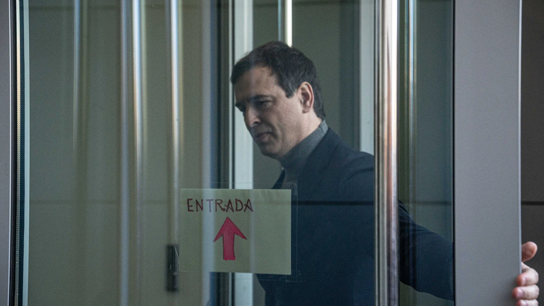El hermano de Pedro Sánchez, David Sánchez, a su llegada a declarar en calidad de investigado en el Juzgado de Instrucción número 3 de Badajoz, a 25 de abril de 2025, en Badajoz, Extremadura (España). La jueza vuelve a llamar a declarar al hermano de Pedro Sánchez en el marco de la investigación que sigue por su contratación en la Diputación de Badajoz. También ha llamado a declarar en calidad de investigado al exasesor de Moncloa, Luis María Carrero, al diputado de Cultura de la Diputación d...