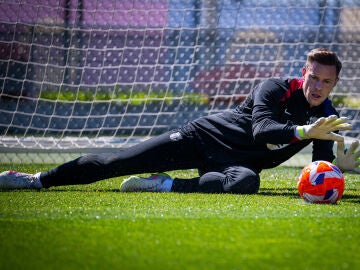 El portero del FC Barcelona Marc-Andr&eacute; ter Stegen en un entrenamiento en abril de 2025 REMITIDA / HANDOUT por VICTOR SALGADO/FCB Fotograf&iacute;a remitida a medios de comunicaci&oacute;n exclusivamente para ilustrar la noticia a la que hace referencia la imagen, y citando la procedencia de la imagen en la firma 20/04/2025