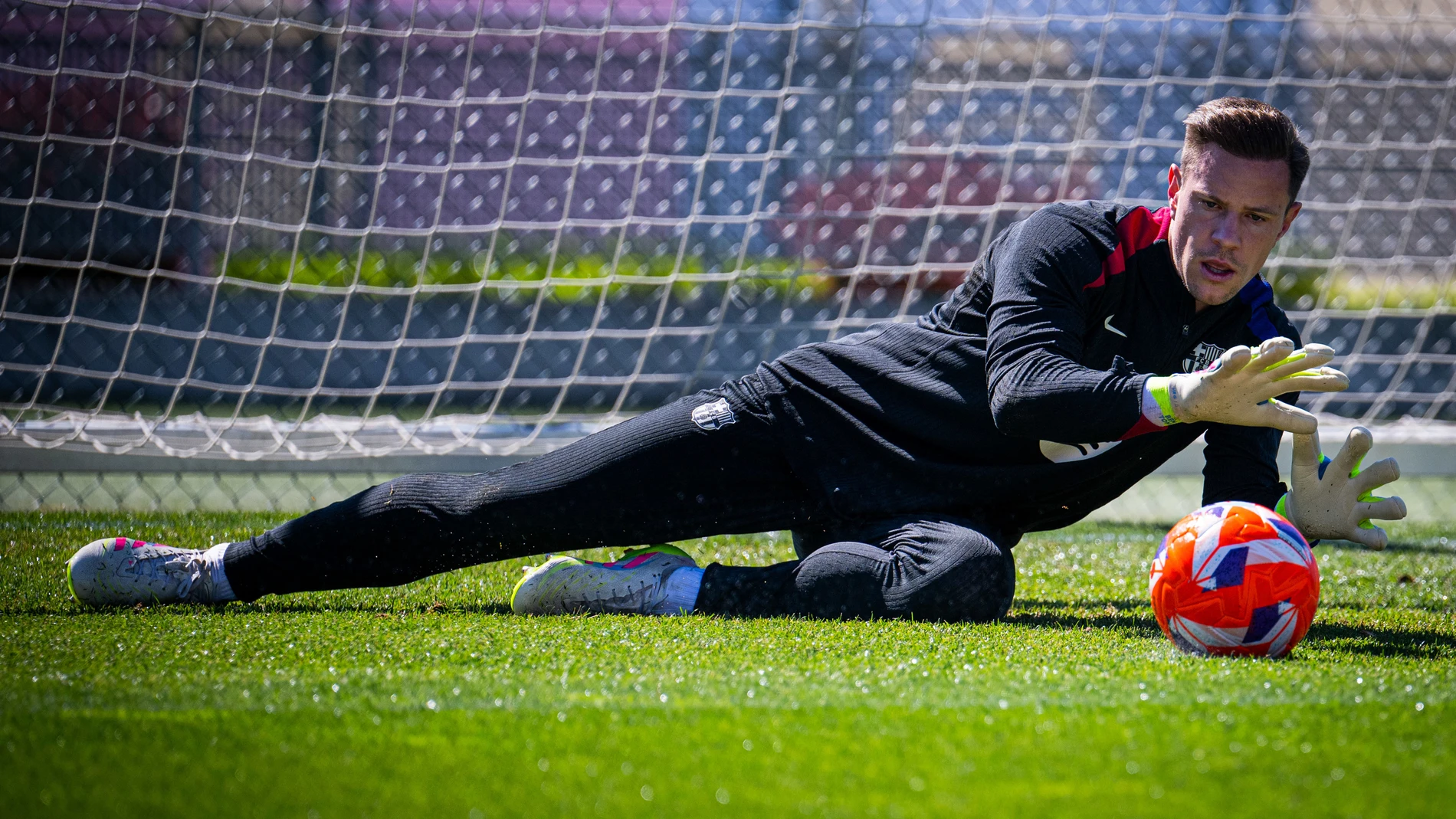 El portero del FC Barcelona Marc-André ter Stegen en un entrenamiento en abril de 2025 REMITIDA / HANDOUT por VICTOR SALGADO/FCB Fotografía remitida a medios de comunicación exclusivamente para ilustrar la noticia a la que hace referencia la imagen, y citando la procedencia de la imagen en la firma 20/04/2025