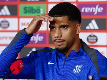 Rueda de prensa del FC Barcelona SEVILLA 25/04/2025.- El defensa uruguayo del Barcelona, Ronald Araújo, durante la rueda de prensa ofrecida este viernes en Sevilla, en la víspera de la final de la Copa del Rey de fútbol que enfrenta a su equipo al Real Madrid en el estadio de la Cartuja. EFE/ Julio Muñoz