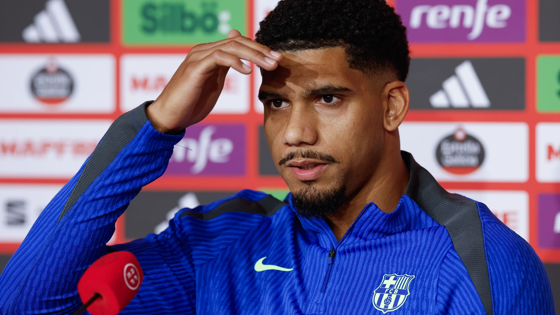 SEVILLA 25/04/2025.- El defensa uruguayo del Barcelona, Ronald Araújo, durante la rueda de prensa ofrecida este viernes en Sevilla, en la víspera de la final de la Copa del Rey de fútbol que enfrenta a su equipo al Real Madrid en el estadio de la Cartuja. EFE/ Julio Muñoz