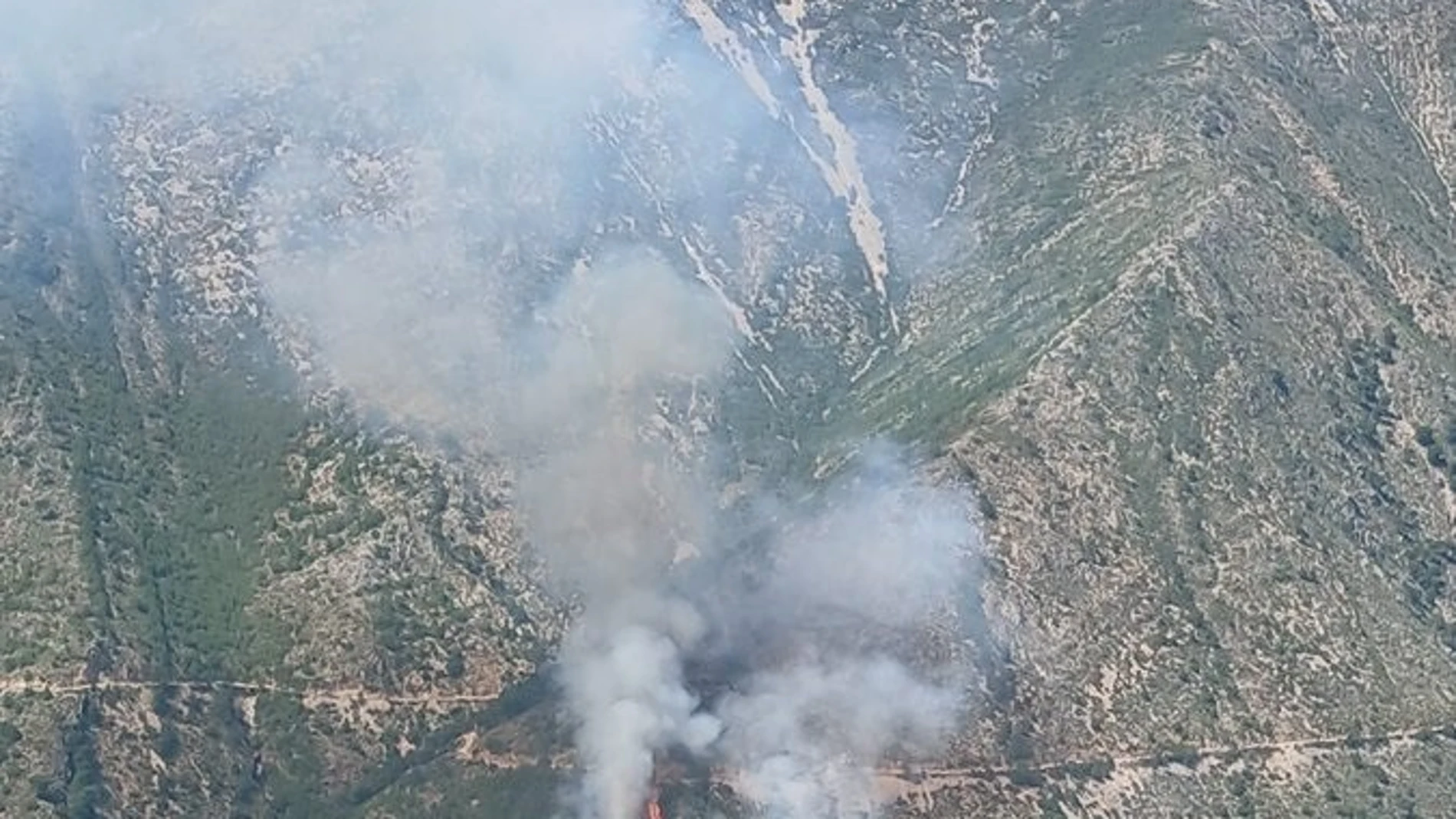 El incendio forestal del paraje Valtocado, en Mijas (Málaga), declarado el pasado jueves y uno de los primeros del año en esta provincia andaluza, quedó finalmente extinguido este viernes, han informado a EFE fuentes del servicio de extinción de incendios forestales de la Agencia de Emergencias de Andalucía. El fuego se dio por extinguido a las 20:00 horas de este viernes y se han visto afectadas superficies de matorral y pasto en un siniestro ocasionado antes del inicio de la temporada en la que se centran este tipo de incendios y que arranca cada 15 de mayo. Había quedado controlado a las 21:55 horas del jueves, casi seis horas después de iniciarse, y movilizó a un helicóptero súper puma y otro semipesado, ocho grupos de bomberos forestales y una brigada Brica, entre otros efectivos, y dos vehículos autobombas