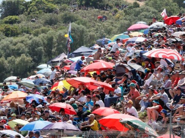 JEREZ DE LA FRONTERA (C&Aacute;DIZ), 26/04/2025.- Multitud de gente en los alrededores del Circuito de Jerez-&Aacute;ngel Nieto este s&aacute;bado para ver la segunda ronda de clasificaci&oacute;n de MotoGP para el Gran Premio de Espa&ntilde;a de Motociclismo. EFE/Jos&eacute; Manuel Vidal 
