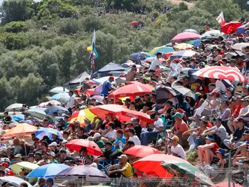 Primera ronda de clasificación de MotoGP en el Circuito de Jerez JEREZ DE LA FRONTERA (CÁDIZ), 26/04/2025.- Multitud de gente en los alrededores del Circuito de Jerez-Ángel Nieto este sábado para ver la segunda ronda de clasificación de MotoGP para el Gran Premio de España de Motociclismo. EFE/José Manuel Vidal