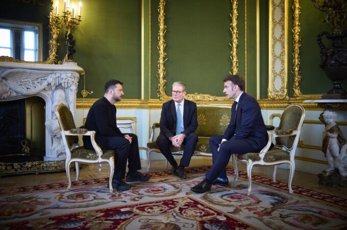 Macron y Starmer aprovechan su papel de secundarios en el funeral del Papa