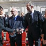 El rey Felipe junto a la reina Leticia saluda a la esposa del presidente de Estados Unidos, Melania, en presencia del presidente de Estonia, Alar Karis, en la plaza de San Pedro donde asisten al funeral por el papa Francisco, este sábado. 