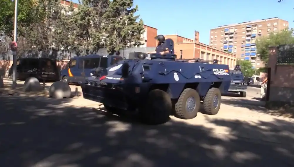 Uno de los vehículos de los antidisturbios de la Policía Nacional en Moratalaz