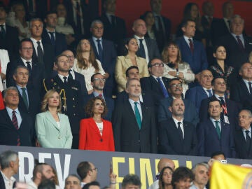 SEVILLA, 26/04/2025.- El rey Felipe VI preside la final de la Copa del Rey que disputan Real Madrid y FC Barcelona hoy s&aacute;bado en el estadio de La Cartuja, en Sevilla. EFE/Julio Mu&ntilde;oz 