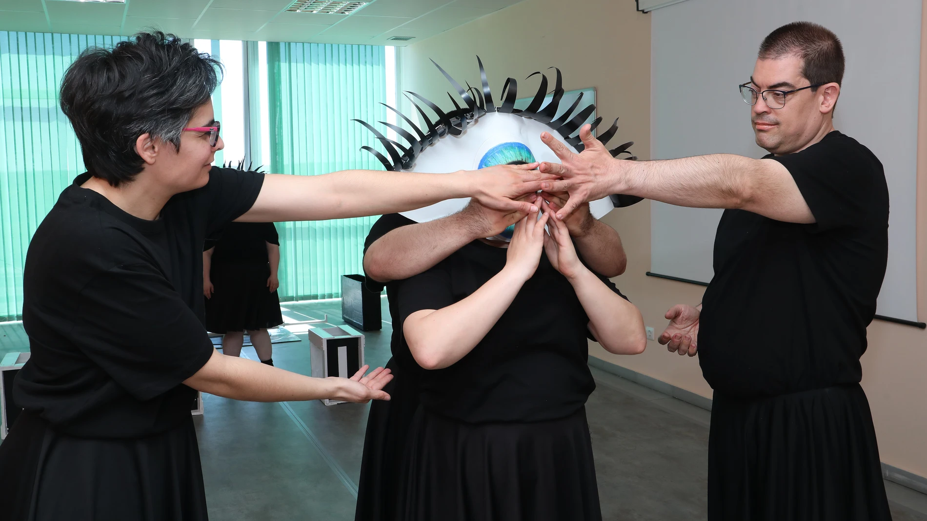 La compañía 'Includanza' de la Fundación San Cebrián, liderada por Natalí Camolez, ensaya su nuevo espectáculo 'Iris'