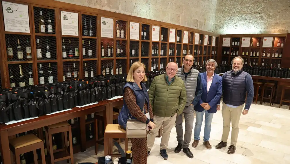 El director del Museo Provincial del Vino, Víctor Fernández, junto con el equipo de la notaria de Peñafiel y de la dirección del concurso