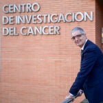 Xosé Bustelo a las puertas del Centro de Investigación del Cáncer
