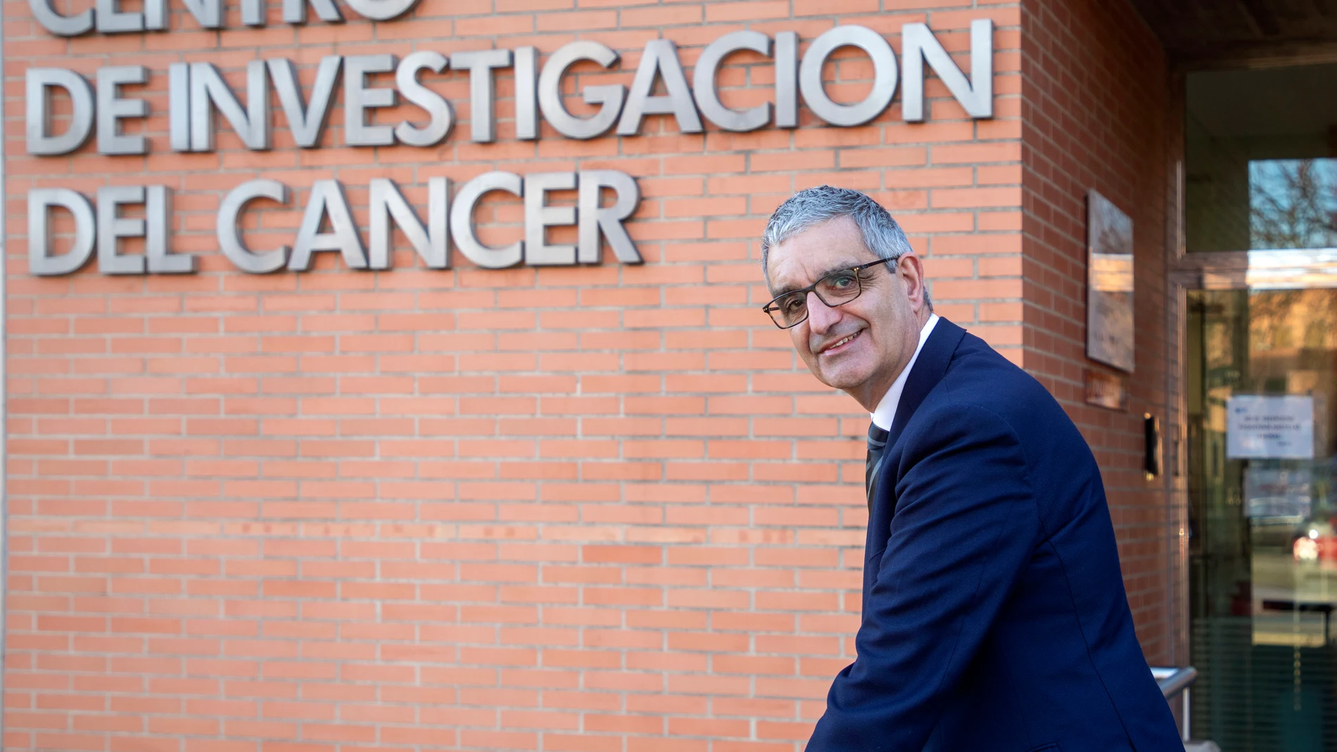 Xosé Bustelo a las puertas del Centro de Investigación del Cáncer