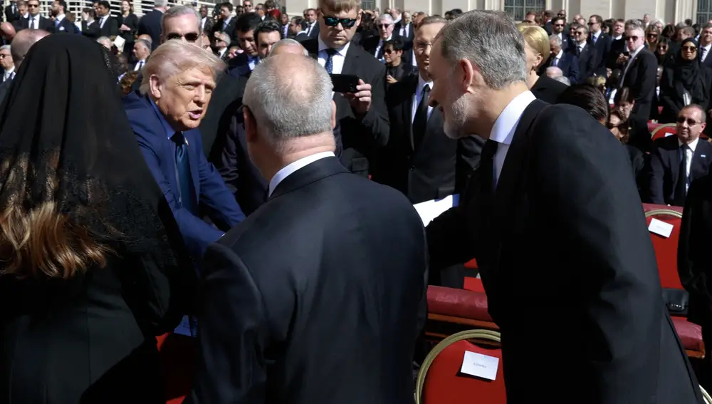 El rey Felipe VI (d) saluda al presidente de Estados Unidos Donald Trump (i) durante el funeral del papa Francisco en la Plaza de San Pedro en el aticano este sábado.