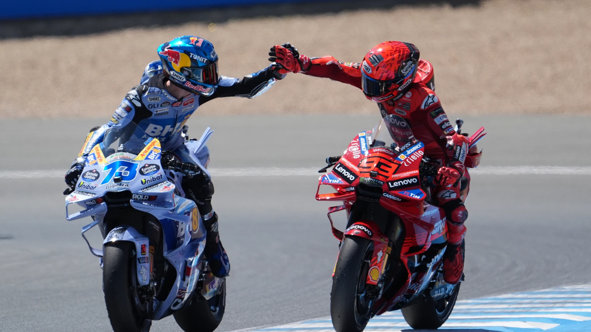 JEREZ DE LA FRONTERA (CÁDIZ), 26/04/2025.- Los pilotos Marc Márquez (Ducati Desmosedici GP25) (d) y Alex Márquez (Ducati Desmosedici GP24) tras quedar en primera y segunda posición, en la carrera al 'sprint' del Gran Premio de España de MotoGP en el circuito 'Ángel Nieto' de Jerez de la Frontera. EFE/ Román Ríos