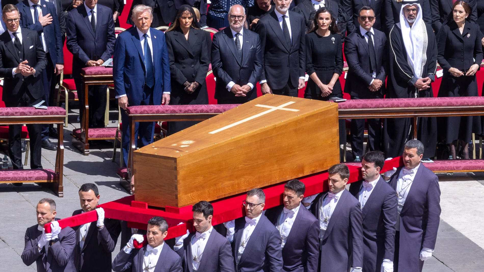 Varias personas llevan el féretro durante el funeral del Papa, en la plaza de San Pedro, a 26 de abril de 2025, en Ciudad del Vaticano. El Papa Francisco I, fallecido el 21 de abril a los 88 años, ha sido velado por unas 250.000 personas en la Basílica de San Pedro durante 3 días y hoy se celebra la misa funeral. Posteriormente, se efectúa el recorrido que acompaña al féretro hasta la Basílica de Santa María la Mayor, donde será enterrado el Pontífice. 26 ABRIL 2025;FUNERAL;ENTIERRO;PAPA;BAS...