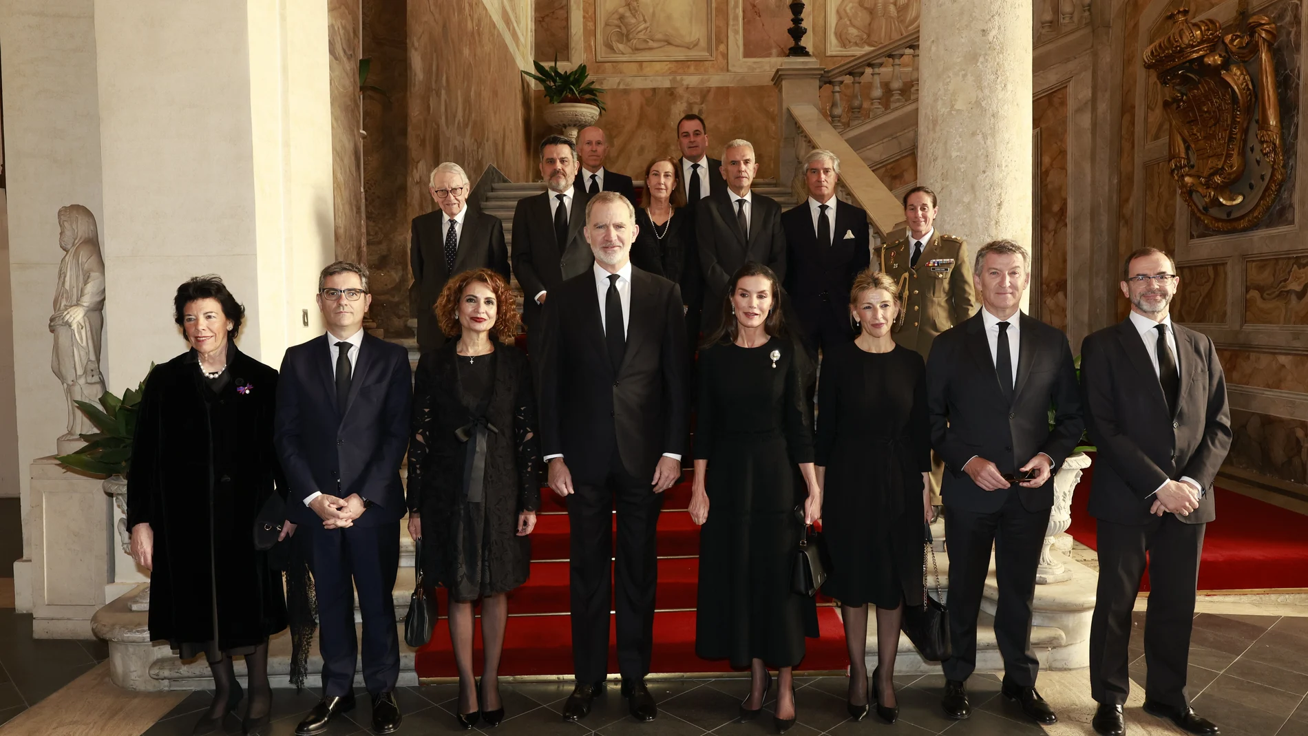 Los reyes Felipe y Letizia posan en la embajada de España en la Santa Sede, junto a la delegación española que asistirá hoy sábado al funeral del papa Francisco, que reunirá a medio centenar de jefes de Estado y de Gobierno y diez reyes. Junto con los reyes viajan las vicepresidentas María Jesús Montero y Yolanda Díaz, el ministro de Presidencia, Félix Bolaños, y el líder del Partido Popular, Alberto Núñez Feijóo.