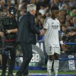 Ancelotti hablando con Vinicius
