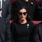 Los Reyes Felipe y Letizia con gafas de sol en el funeral por el Papa Francisco 