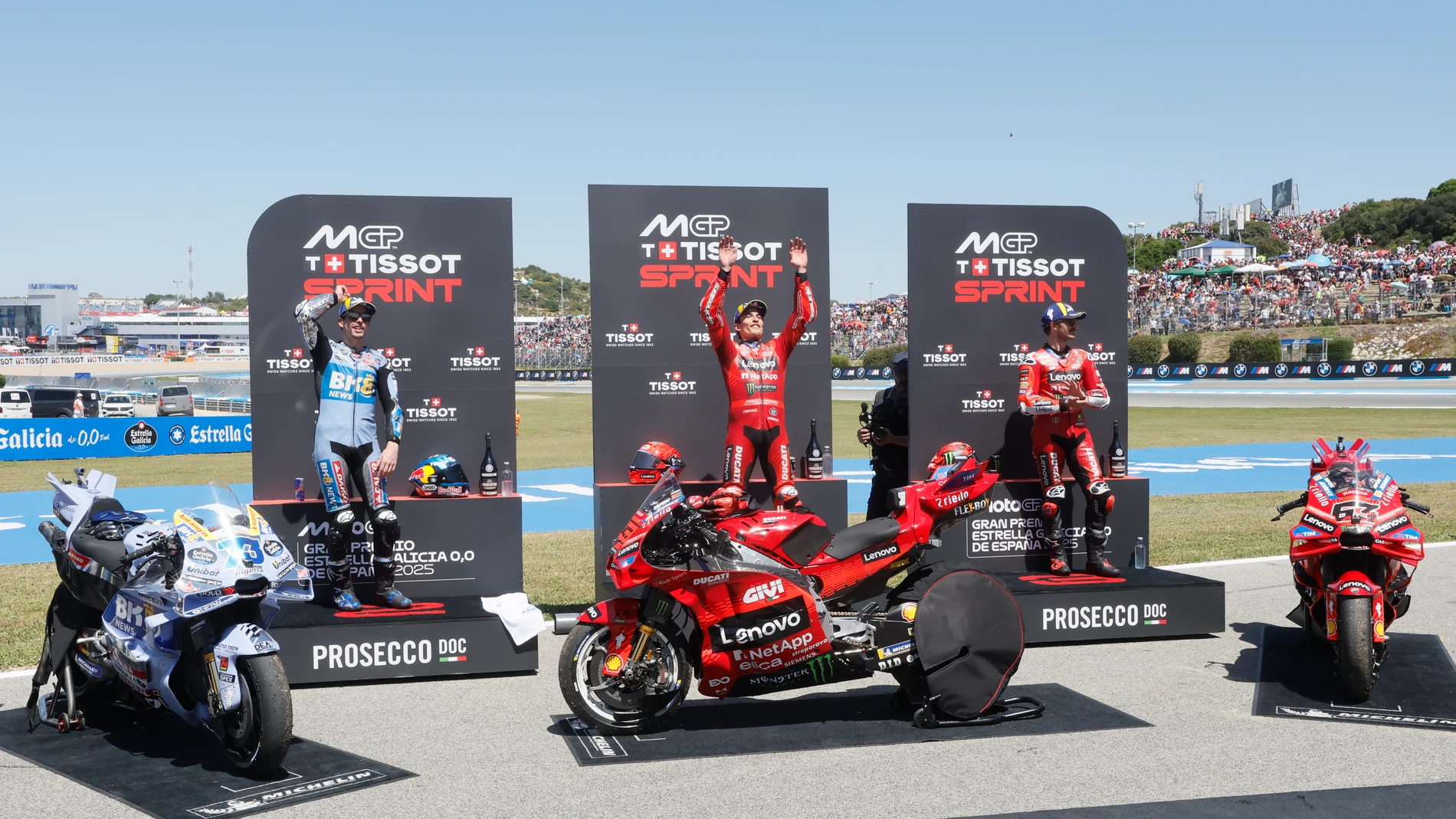 JEREZ DE LA FRONTERA (CÁDIZ), 26/04/2025.- Los pilotos Marc Márquez (Ducati Desmosedici GP25) (c), Alex Márquez (Ducati Desmosedici GP24) (i) y el italiano Francesco 'Pecco' Bagnaia (Ducati Desmosedici GP25) tras quedar en primera, segunda y tercera posición, en la carrera al 'sprint' del Gran Premio de España de MotoGP en el circuito 'Ángel Nieto' de Jerez de la Frontera. EFE/ Jose Manuel Vidal
