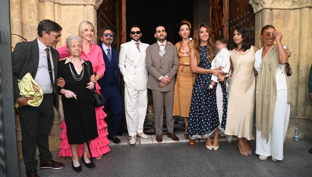 Antonio Carmona y Lucia Fernanda, entre otros familiares.