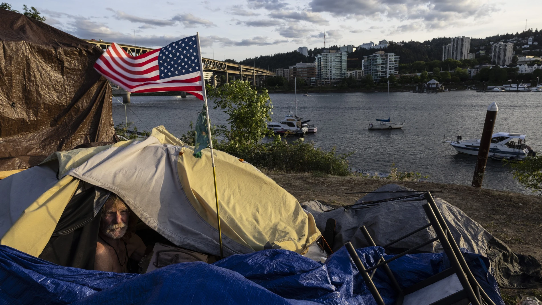 Un hombre sin hogar acampado en Estados Unidos