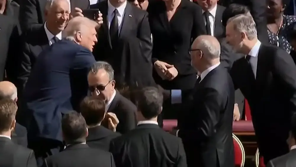 Letizia.- Los Reyes saludan a Donald Trump antes de comenzar el funeral del Papa Francisco