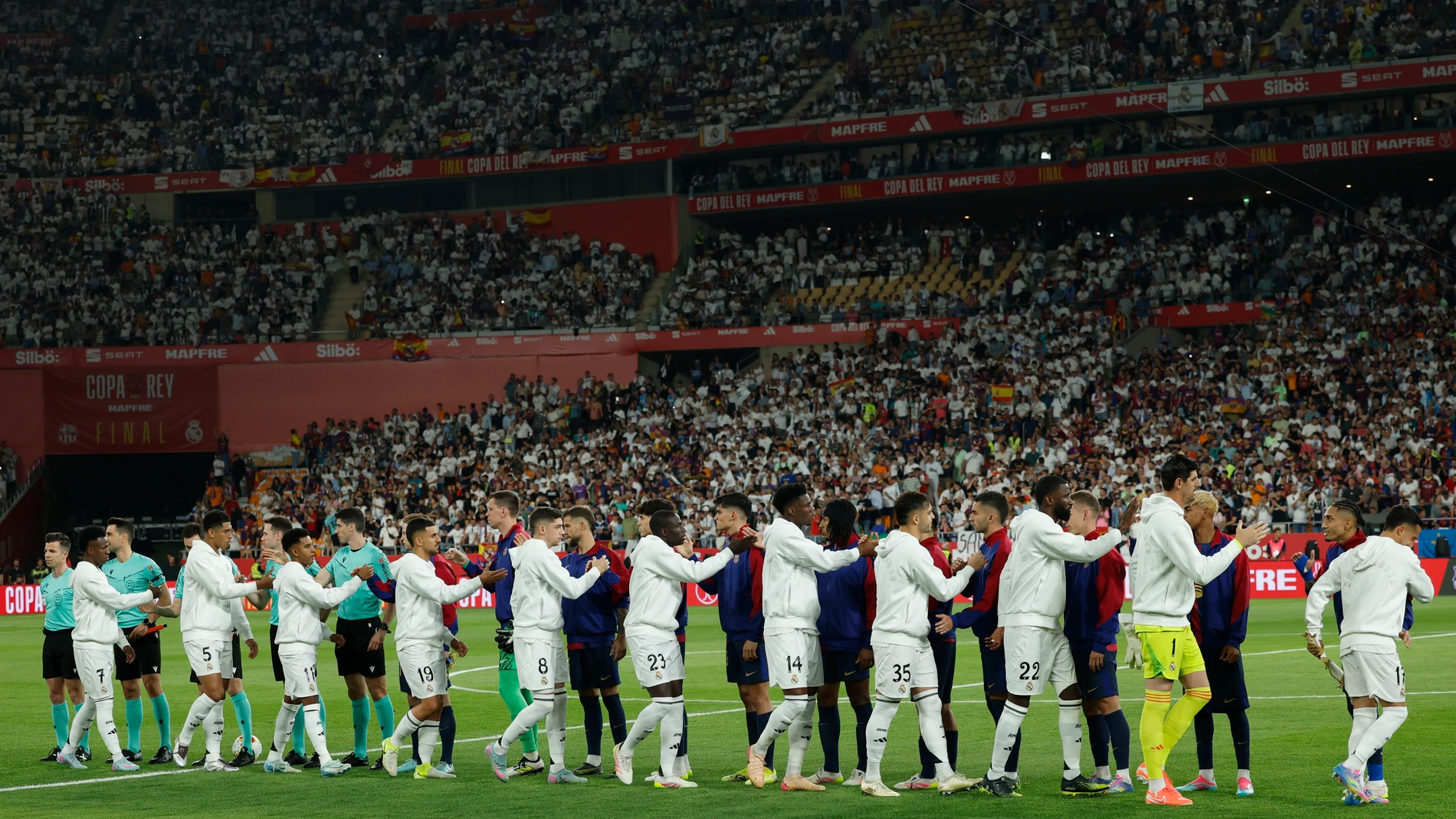 SEVILLA, 26/04/2025.- Jugadores del Real Madrid y FC Barcelona se saluda antes del inicio del encuentro correspondiente a la final de la Copa del Rey que disputan hoy sábado en el estadio de La Cartuja, en Sevilla. EFE / Julio Muñoz.