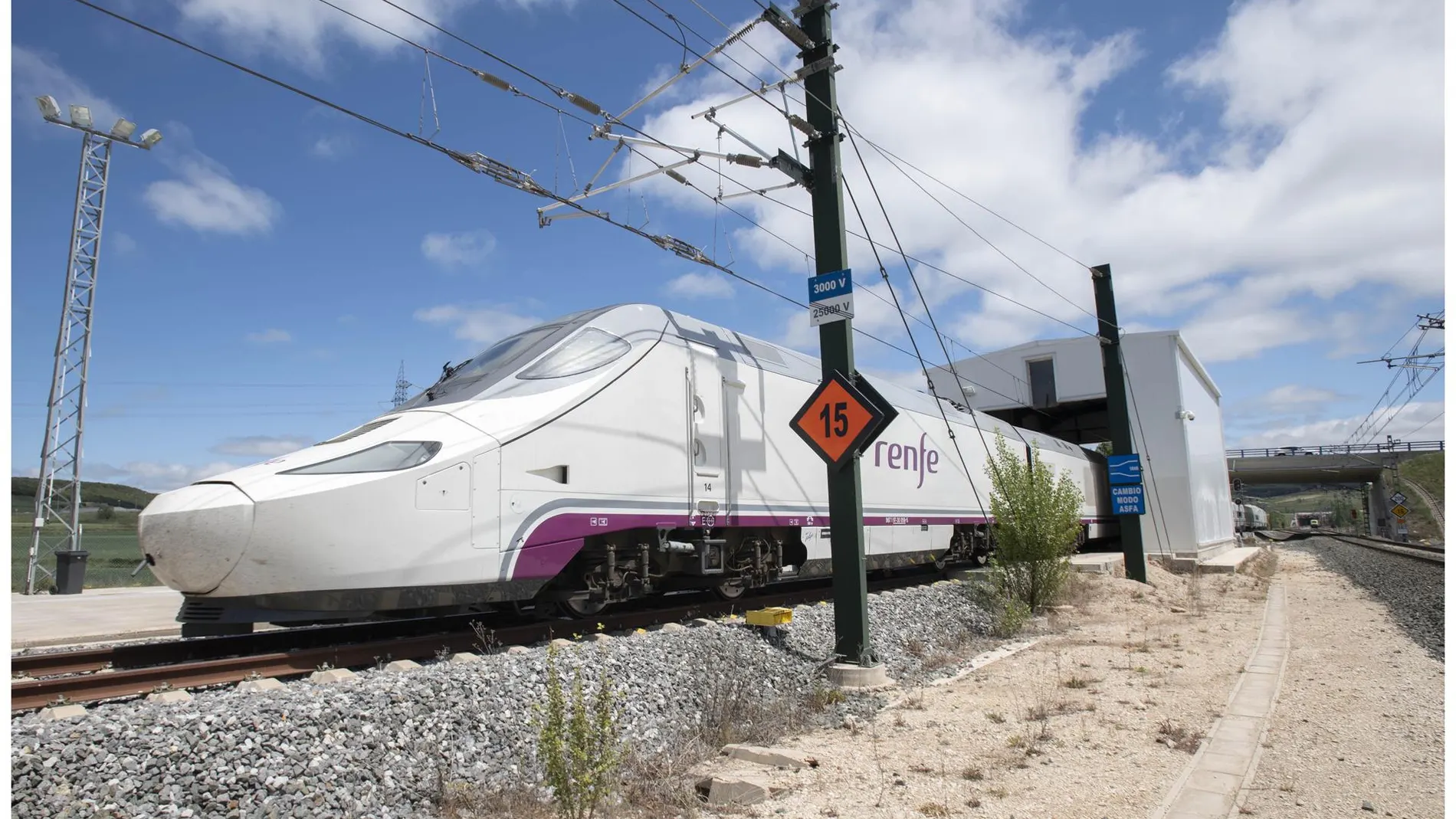 El "castigo" de Renfe a Almería: "solo 200 plazas en cada sentido en el tren que nos une con Madrid"