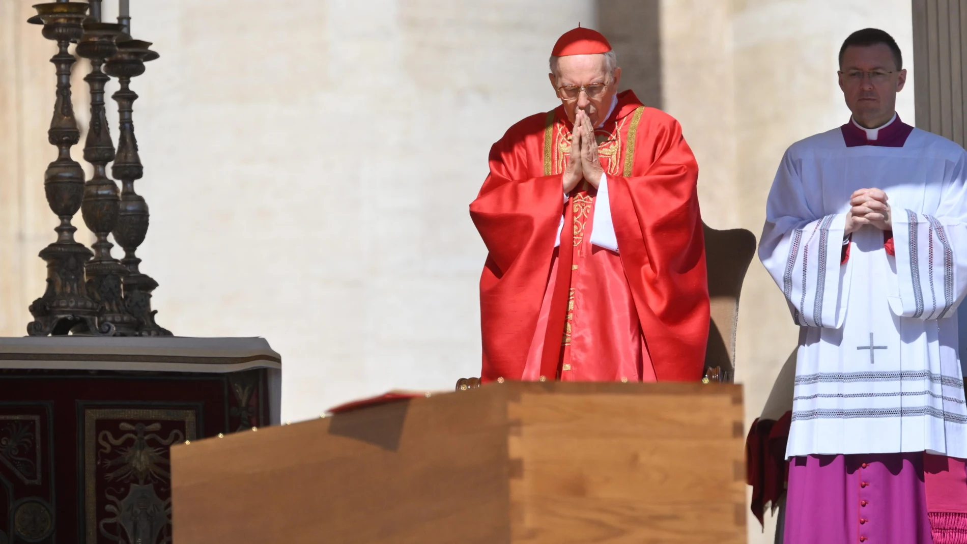 Vatican City (Vatican City State (Holy See)), 26/04/2025.- Italian cardinal Giovanni Battista Re officiates the mass in front of the coffin of late Pope Francis, during the funeral ceremony in Saint Peter's Square in Vatican City, 26 April 2025. Pope Francis passed away on Easter Monday, 21 April 2025, at the age of 88. (Papa, Cardenal) EFE/EPA/ALESSANDRO DI MEO