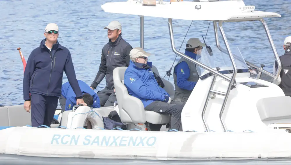 El Rey Juan Carlos disfruta de un nuevo día de regatas en Sanxenxo