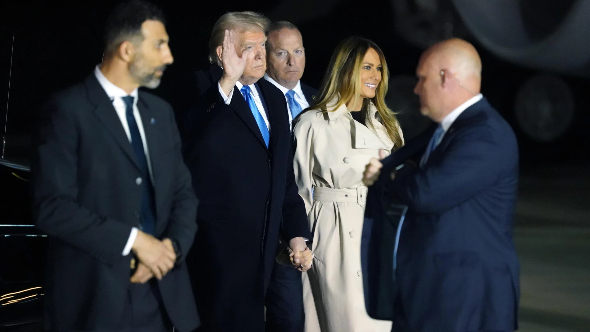 Rome (Italy), 26/04/2025.- US President Donald Trump (2-L), waves as he and First Lady Melania Trump (2-R) step off Air Force One upon arrival at Leonardo da Vinci International Airport in Rome, Italy, 25 April 2025. Trump is in Rome to attend the funeral of Pope Francis. (Papa, Italia, Roma) EFE/EPA/TELENEWS