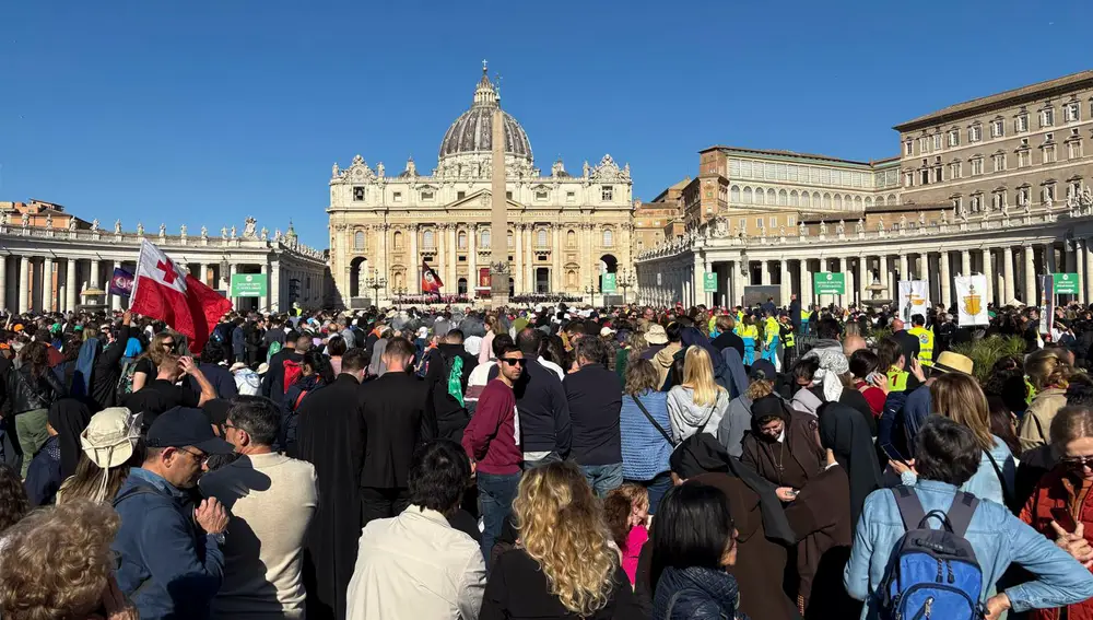 La plaza de San Pedro se llena de fieles horas antes del inicio del funeral del papa