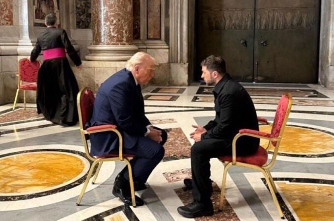 La icónica foto de Trump y Zelenski: la ceremonia del perdón... con una silla de menos