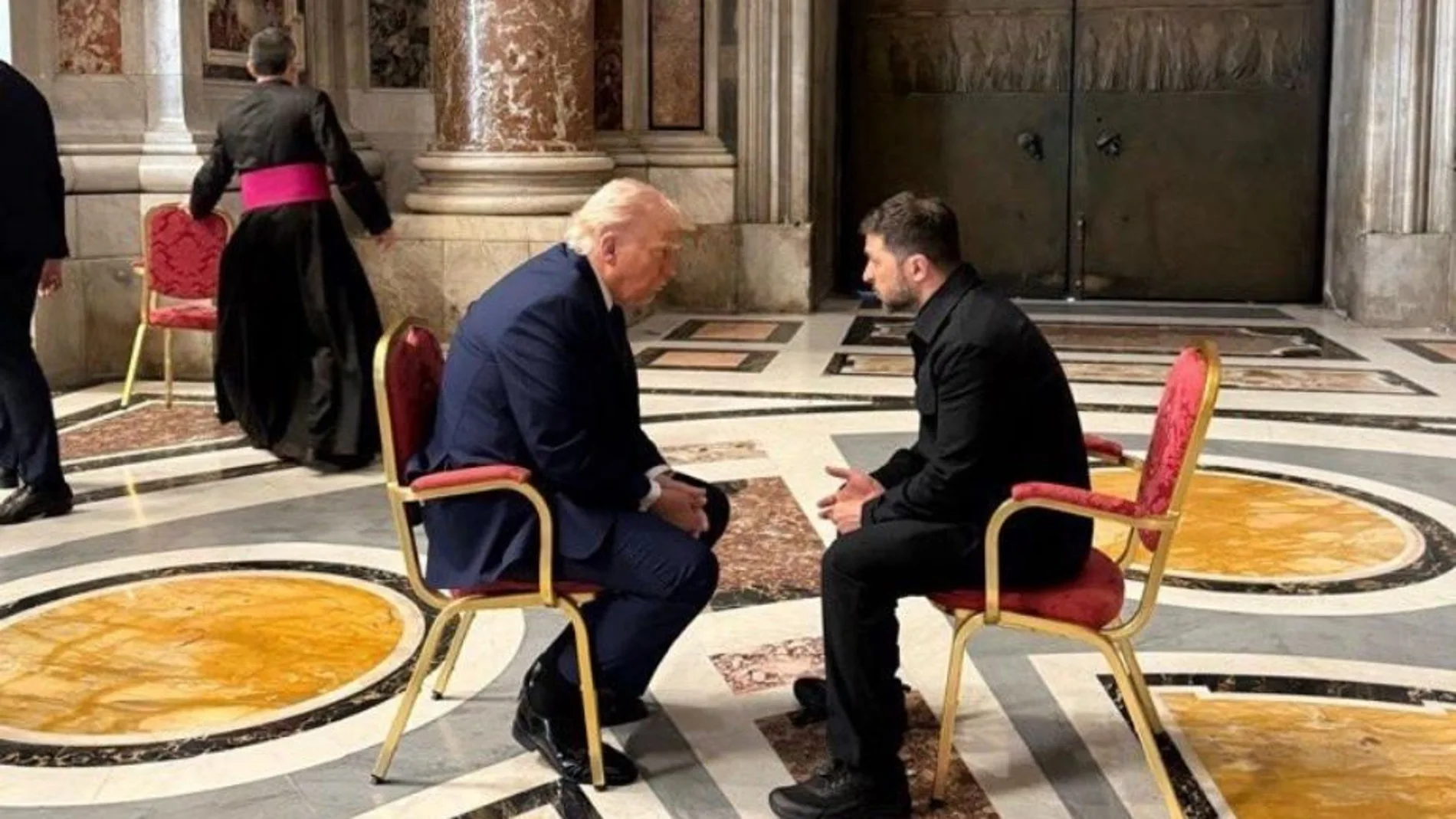 Trump y Zelenski se ven las caras tras su bronca de febrero con una "productiva" reunión en el Vaticano REMITIDA / HANDOUT por PRESIDENCIA DE UCRANIA Fotografía remitida a medios de comunicación exclusivamente para ilustrar la noticia a la que hace referencia la imagen, y citando la procedencia de la imagen en la firma 26/04/2025